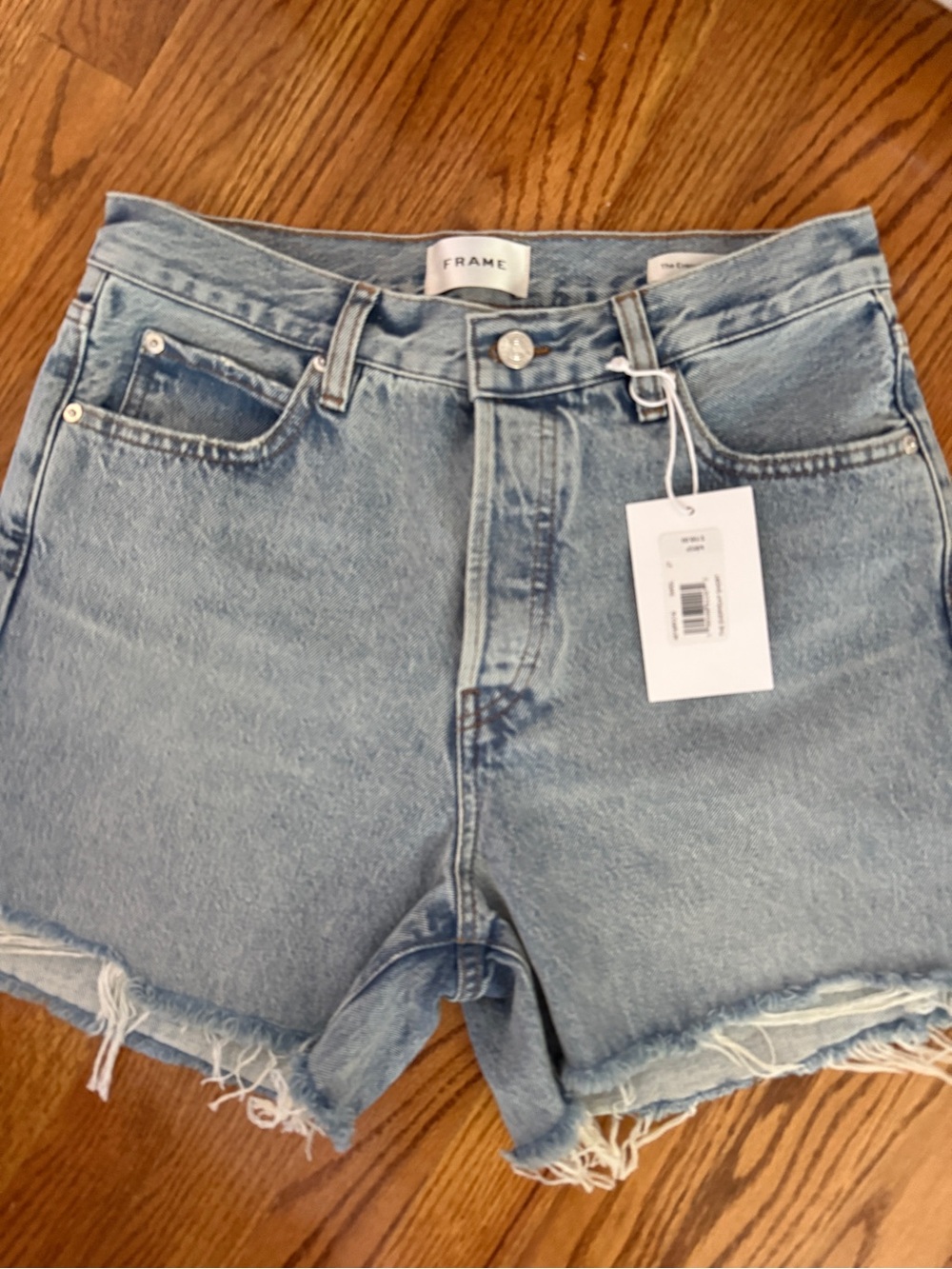 Frame the everyday short  Denim High-Rise Frayed Hem Denim Shorts in Light Blue